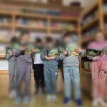 Djeca čitaju Animalala u školskoj knjižnici