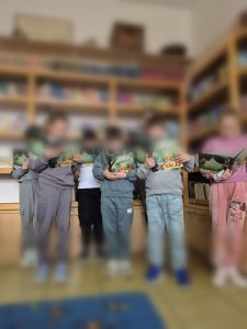 Djeca čitaju Animalala u školskoj knjižnici