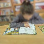 Djeca čitaju Animalala u školskoj knjižnici