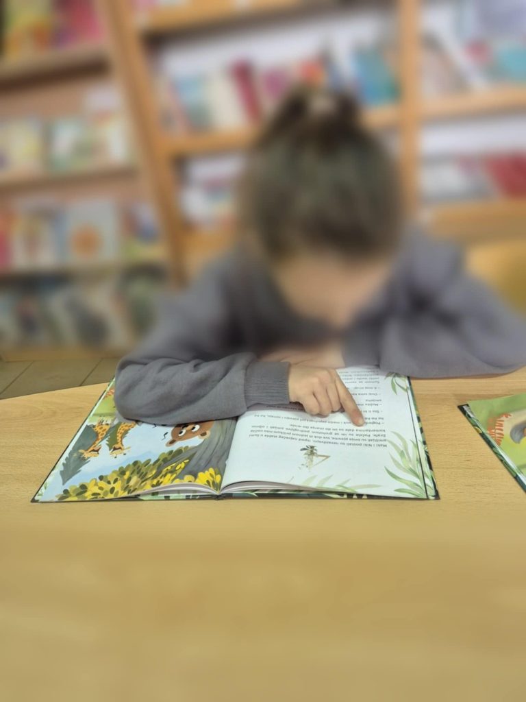 Djeca čitaju Animalala u školskoj knjižnici