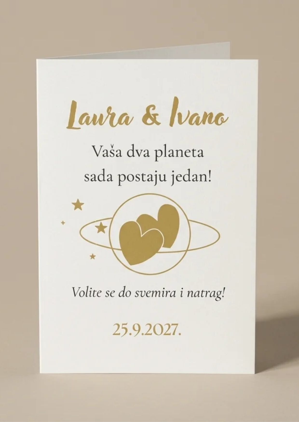 Personalizirana čestitka za vjenčanje s imenima Laura i Ivano, zlatnim srcima, orbitama i datumom